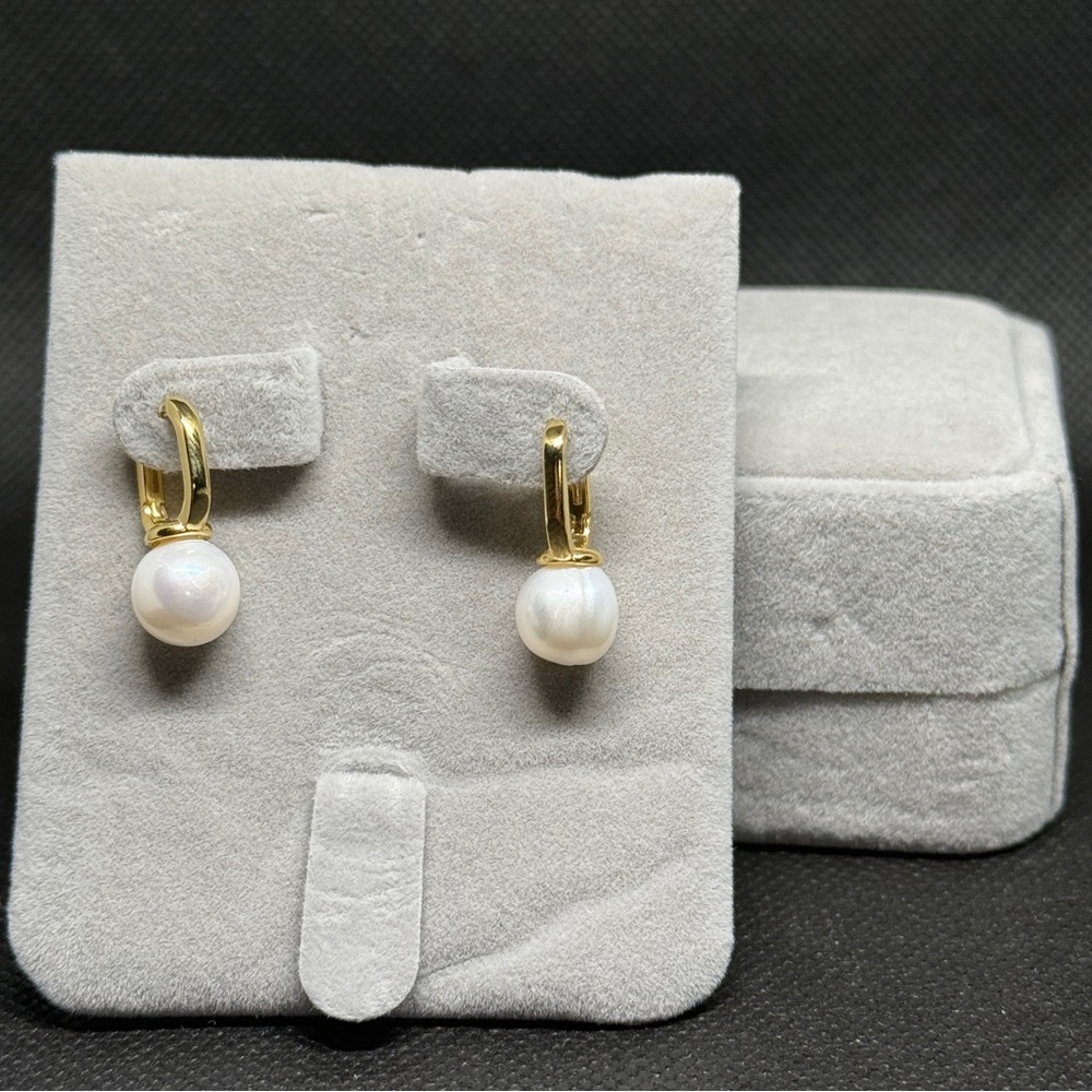 Elegant Gold and Pearl Drop Earrings